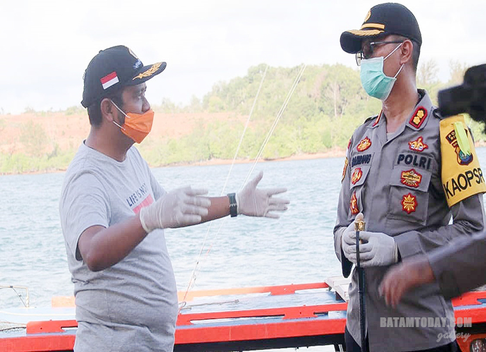 Bupati Bintan Apri Sujadi dan Kapolres Bintan Bambang Sugihartono saat sedang berbincang